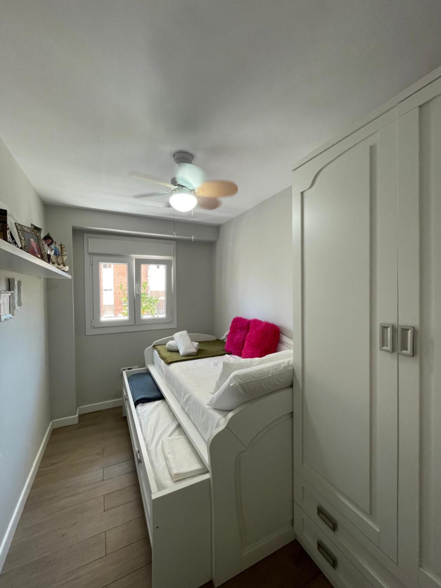 Cozy Room In Stylish Flat Just Steps From The Beach Кадис Номер фото